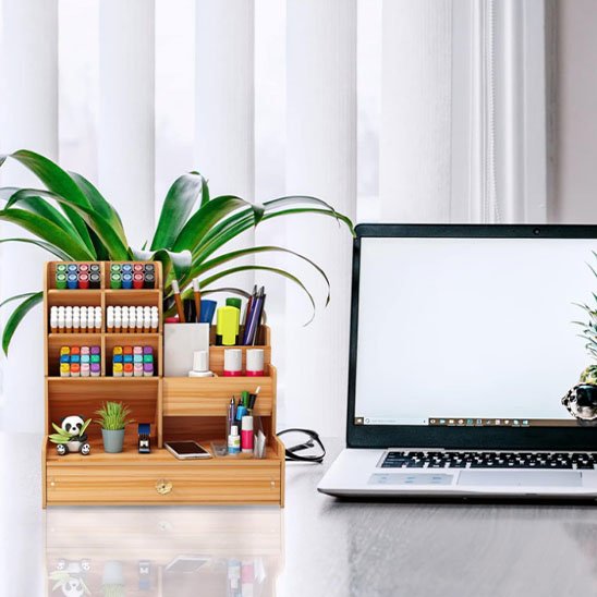 Organisateur de bureau sur un bureau a coter d'un pc