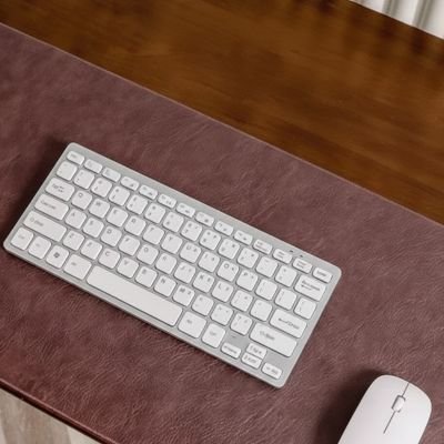 Sous main bureau marron fonce contient clavier souris