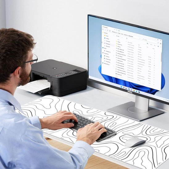 Sous main bureau personne heureuse qui tape sur son clavier 