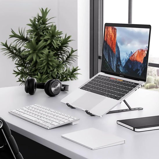 Support ordinateur portable sur un bureau bien adapté