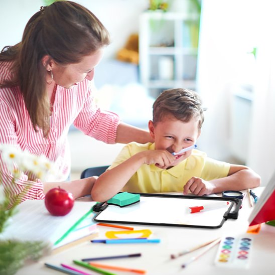 Tableau blanc avec une maman et un enfants 