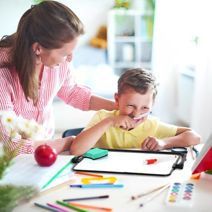 Tableau blanc avec une maman et un enfants 