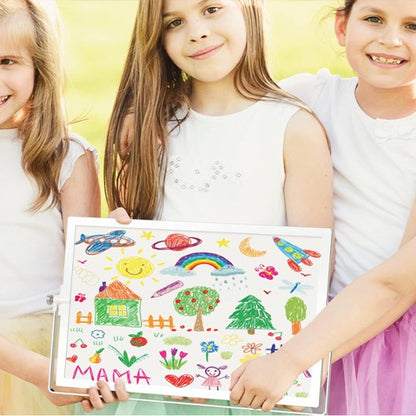 Tableau blanc colorier par trois enfants 