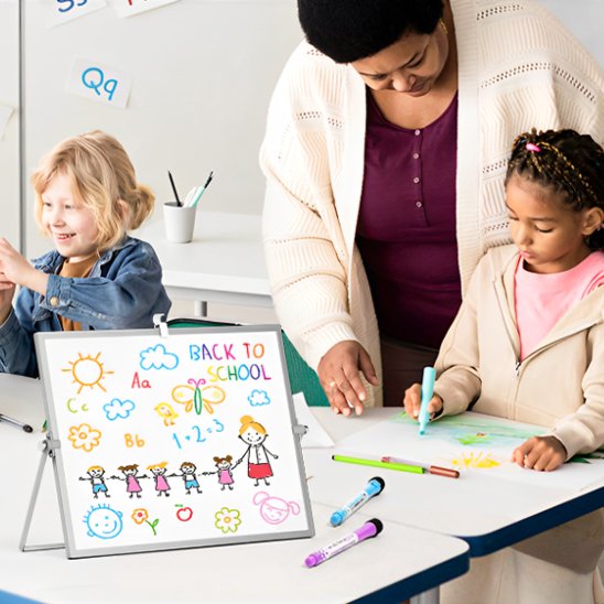 Tableau blanc enfants avec professeur