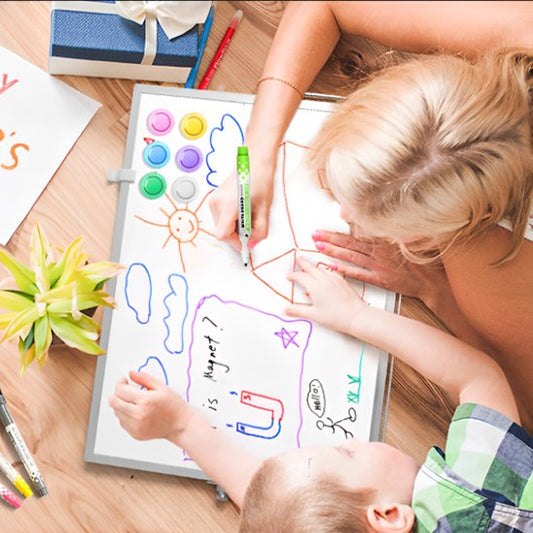 Tableau blanc enfants qui dessine