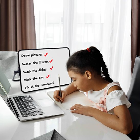 Tableau blanc sur un bureau